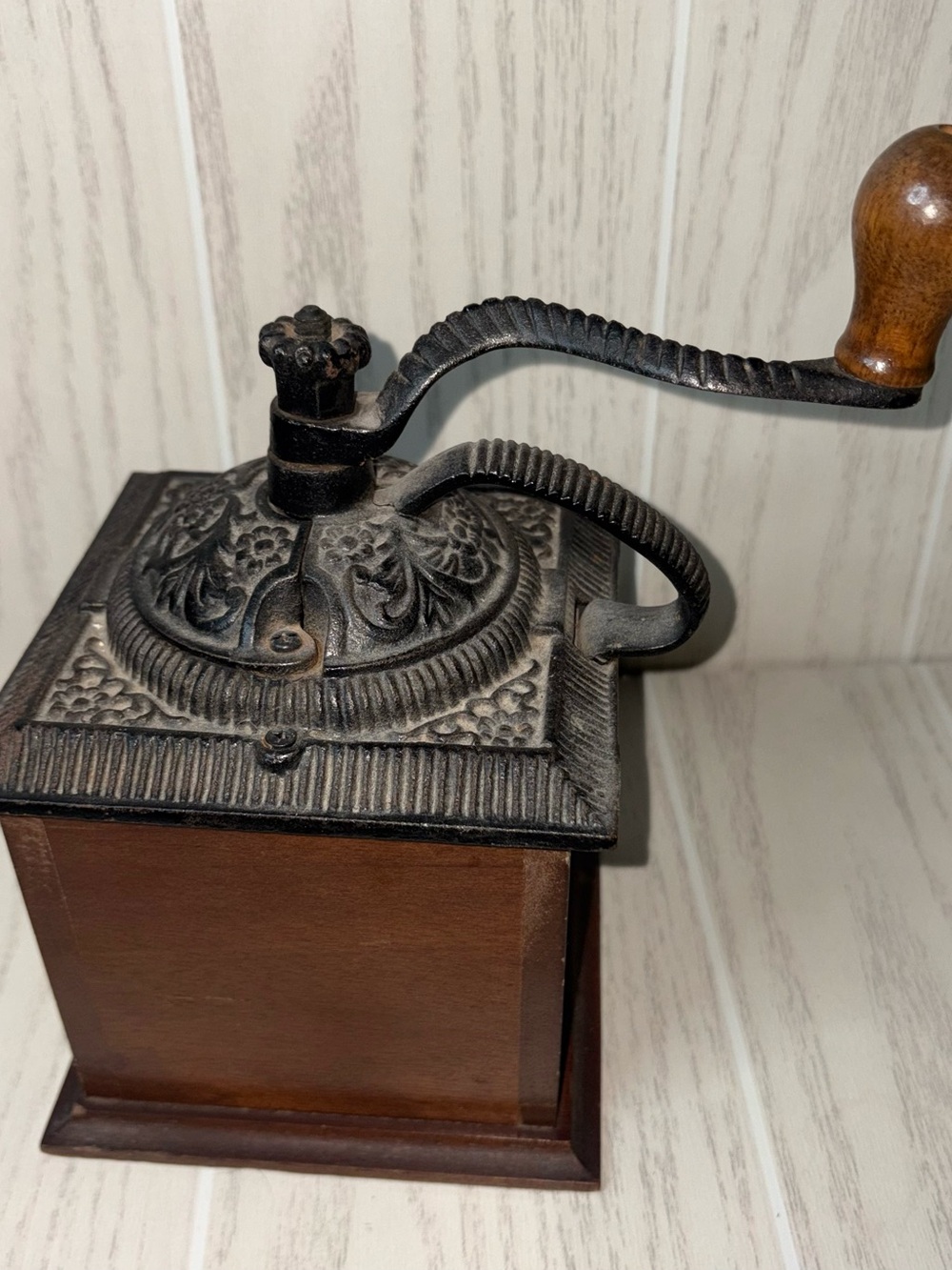 Vintage Manual Coffee Grinder Wood Cast Iron Crank Mill Farmhouse Rustic - Picture 10 of 13